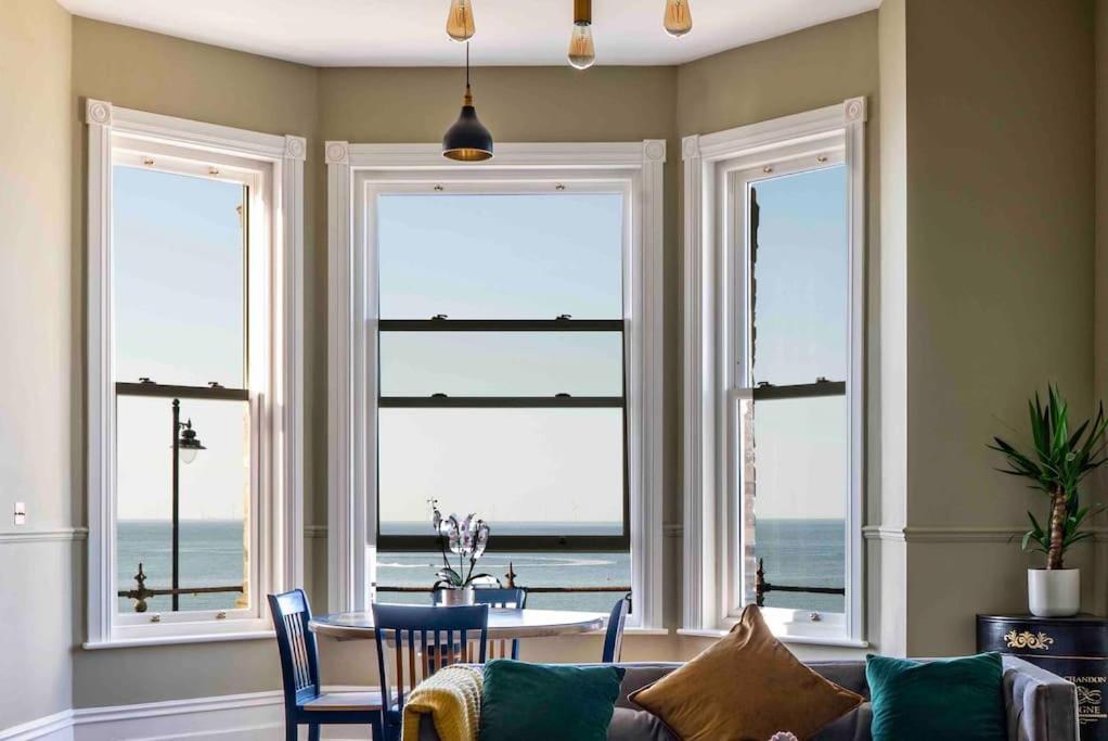 Beachfront Luxury Home With Spectacular Sea Views แฮร์นเบย์ ภายนอก รูปภาพ