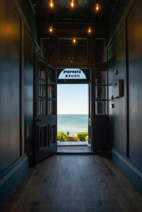 Beachfront Luxury Home With Spectacular Sea Views แฮร์นเบย์ ภายนอก รูปภาพ
