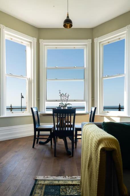 Beachfront Luxury Home With Spectacular Sea Views แฮร์นเบย์ ภายนอก รูปภาพ